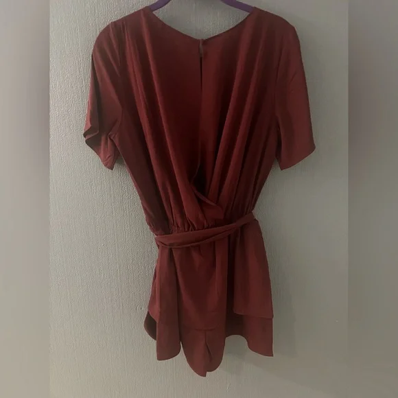💖NEW💖Chic Maroon Women's Romper with Tie-Waist, Size Large - Picture 2 of 4